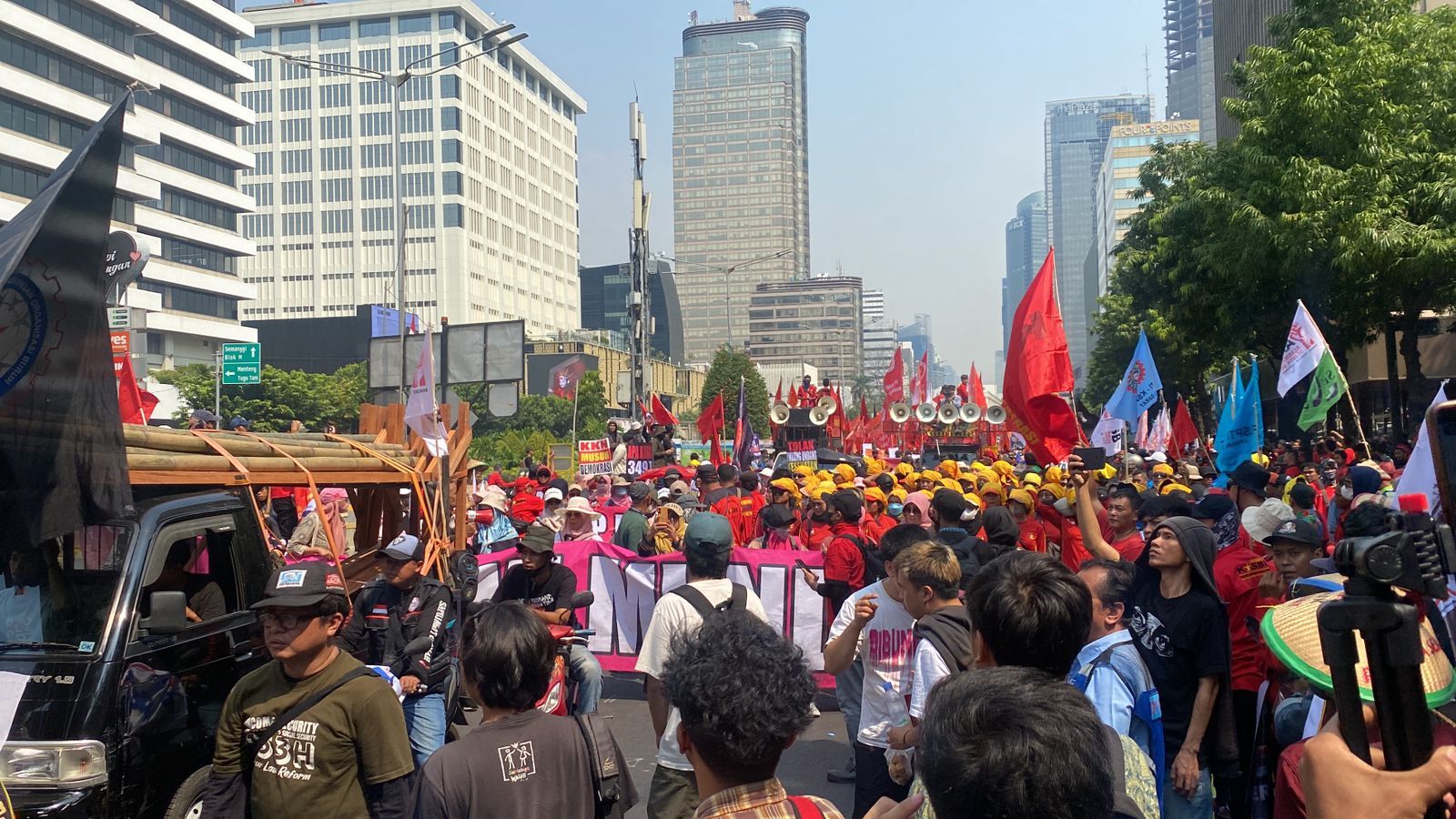 Massa Buruh Akan Bertahan di Thamrin hingga Malam, Bakal Ajak Pekerja Setempat Demo