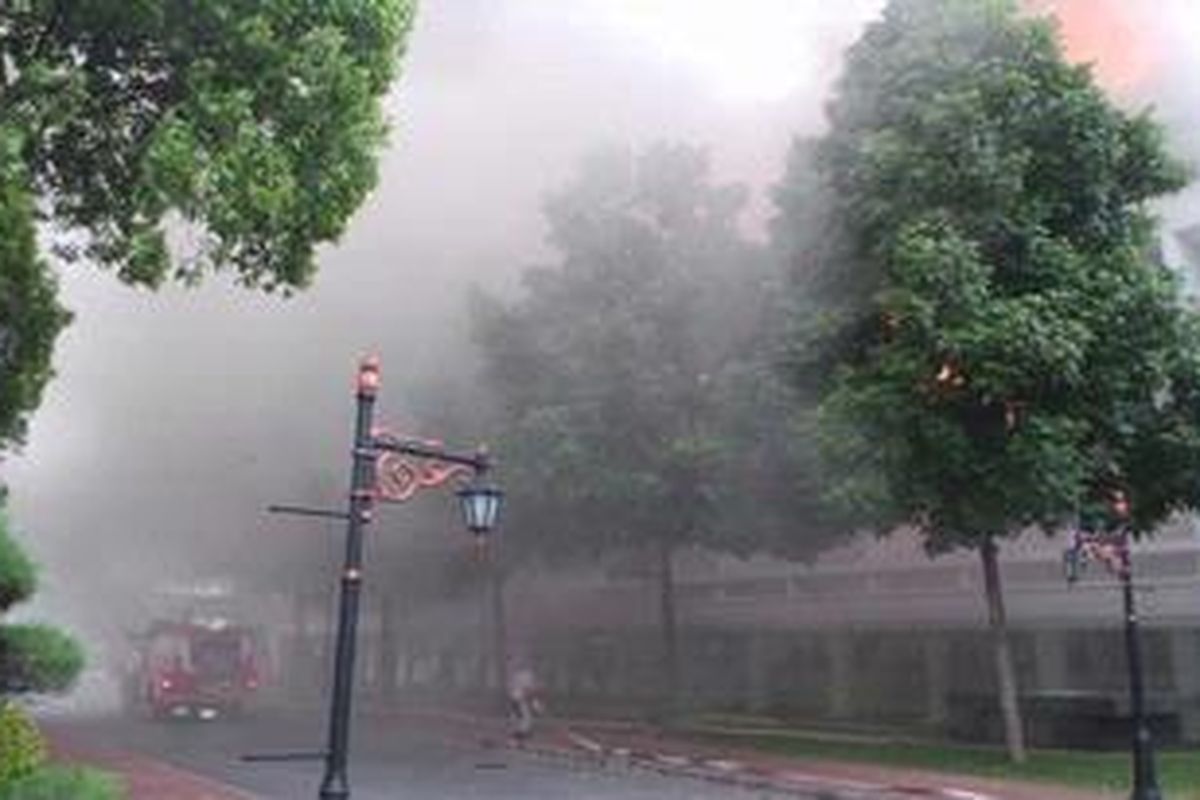 Salah satu gedung di Sekretariat Negara, Jakarta, Kamis (21/3/2013), terbakar.
