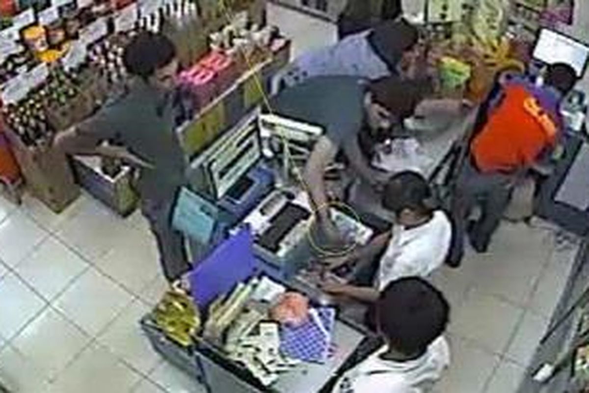 Ilustrasi: Perampokan sebuah minimarket yang terekam kamera CCTV.