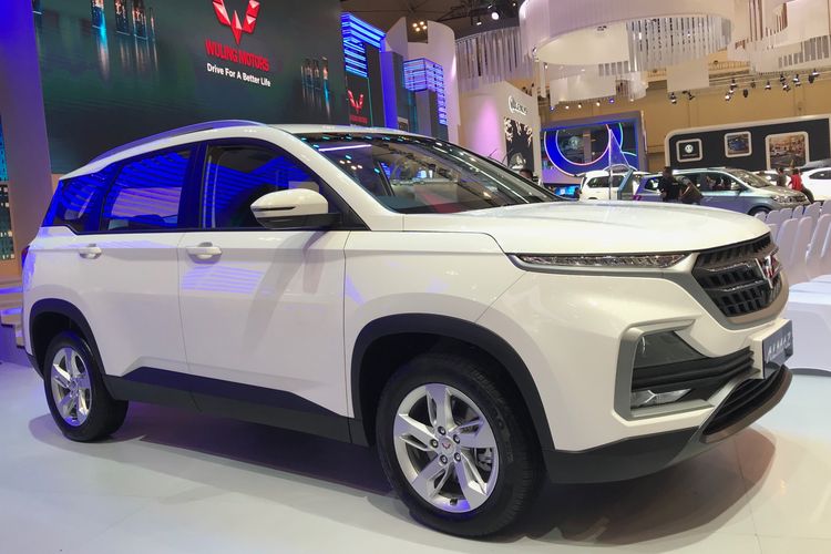 PT SGMW Indonesia (Wuling Motors) meluncurkan mobil baru Almaz varian terendah, dengan harga termurah di GIIAS 2019.