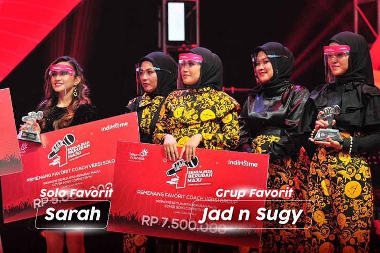 Penyanyi Solo Favorit pilihan Coach Sarah Suhada (paling kiri) bersama dengan Grup favorit pilihan coach Jad n Sugy yang terdiri dari empat personil yaitu Wahyuningsih nursiami (kedua dari kiri) Ismy Amaliah (tengah), Suryati Ar Ridwan (kedua dari kanan), Airin Nurfadhillah (paling kanan) saat acara Grand Final IndiHome Semua Bisa Berubah Maju Cover Song Competition di Jakarta, Sabtu (28/11). 