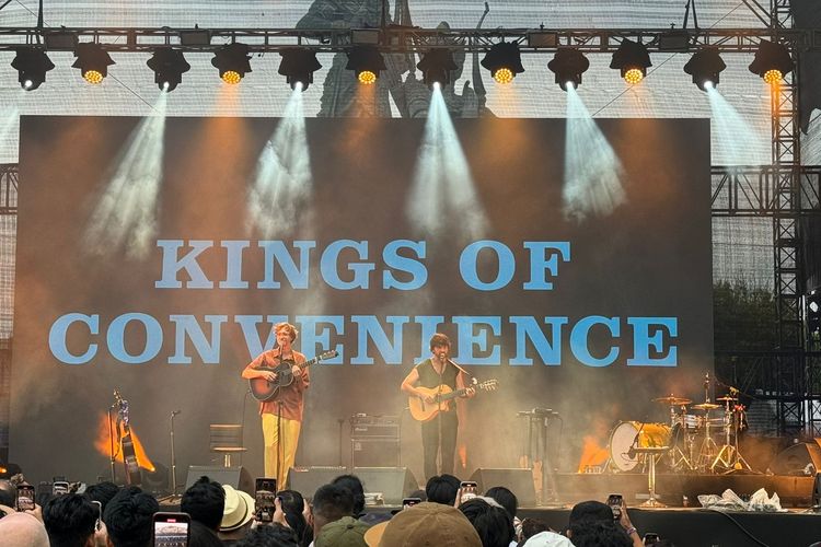 Duo folk asal Norwegia, Kings of Convenience, tampil untuk pertama kalinya di Bali pada Joyland Festival.