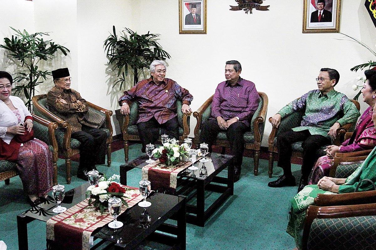 Peringatan hari lahir Pancasila dan pidato Bung Karno 1 Juni 1945 diadakan di Gedung Nusantara IV Kompleks MPR/DPR/DPD, Jakarta, Rabu (1/6). Hadir dalam peringatan tersebut Presiden Susilo Bambang Yudhoyono (tengah) serta (dari kiri ke kanan) presiden ke-5 Megawati Soekarnoputri, presiden ke-3 BJ Habibie, Ketua MPR Taufiq Kiemas, Wakil Presiden Boediono, Ny Ani Yudhoyono, dan Ny Herawati Boediono. Selain itu, hadir mantan Wakil Presiden Try Soetrisno, Hamzah Haz, dan Jusuf Kalla.