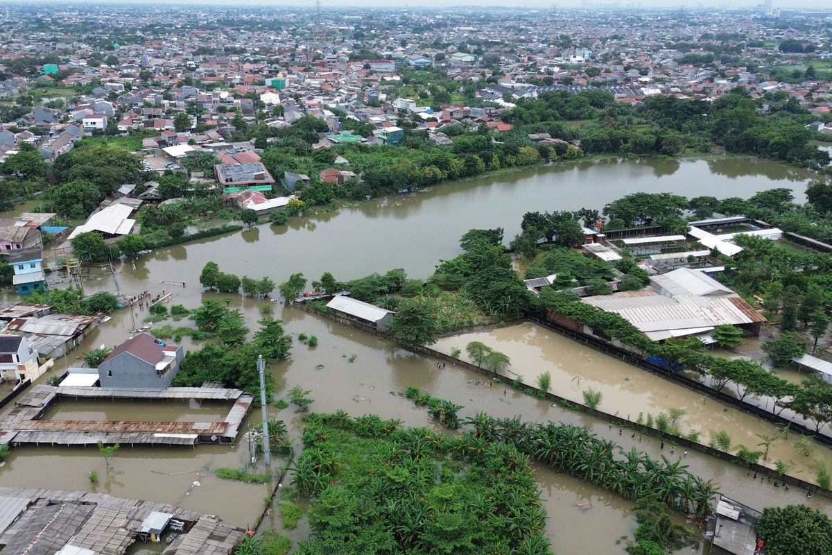 Bencana alam seperti banjir dan longsor tak hanya merusak infrastruktur, tapi juga menghilangkan kesuburan tanah. Mengapa demikian?