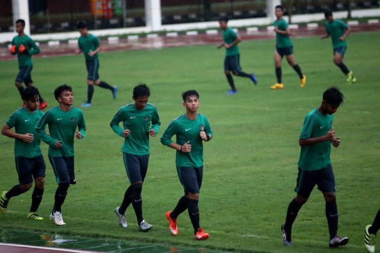 Pemain tim nasional U-18 saat latihan di Stadion Atang Sutresna, Cijantung, Jakarta Timur, Selasa (3/4/2017). Timnas U-18 di persiapkan untuk mengikuti Piala AFF di Myanmar pada 4-17 September 2017.