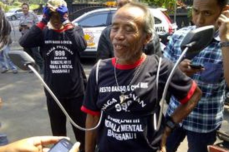 Presiden Joko Widodo (Jokowi), Kusno Hadi (66), warga Kota Malang, Jawa Timur, melakukan aksi jalan mundur dari Malang menuju Jakarta.