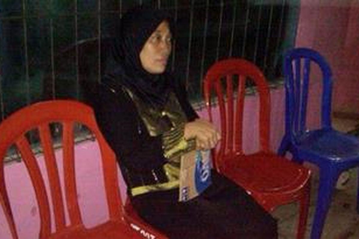 Ani Julaeda (46) tampak terduduk lesu di depan kontrakan sederhananya di RT 03 RW 03, Jatinegara, Cakung, Jakarta Timur. Ahmad Yani, putera bungsunya, tewas setelah dibacok saat tawuran dengan kelompok pelajar lain.