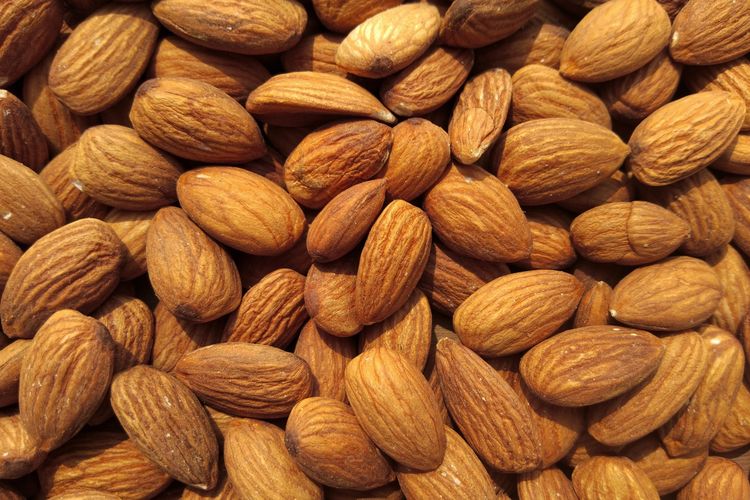Almond dan kacang-kacangan lainnya menjadi salah satu makanan untuk menurunkan kolesterol.