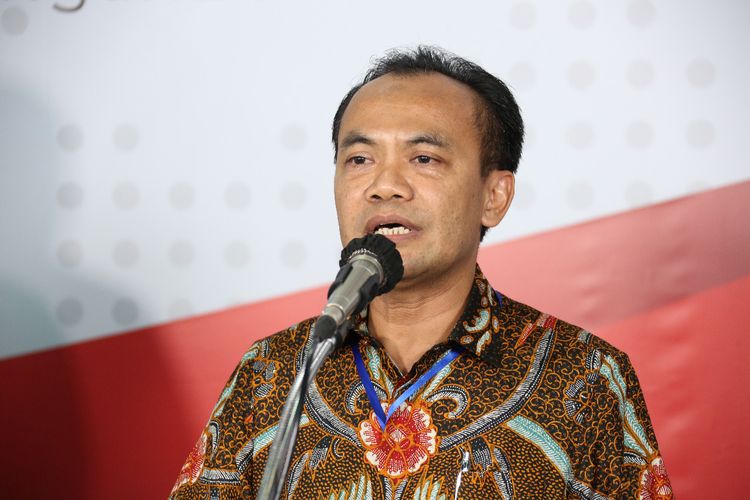 Sekretaris Menteri Koordinator Bidang Perekonomian Susiwijono saat memberi keterangan di Graha Badan Nasional Penanggulangan Bencana (BNPB) Jakarta, Kamis (26/3/2020).
