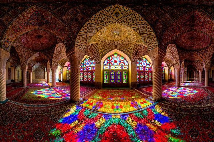 Masjid Nasir al-Mulk, Masjid Pink yang Dipenuhi Cahaya Pelangi