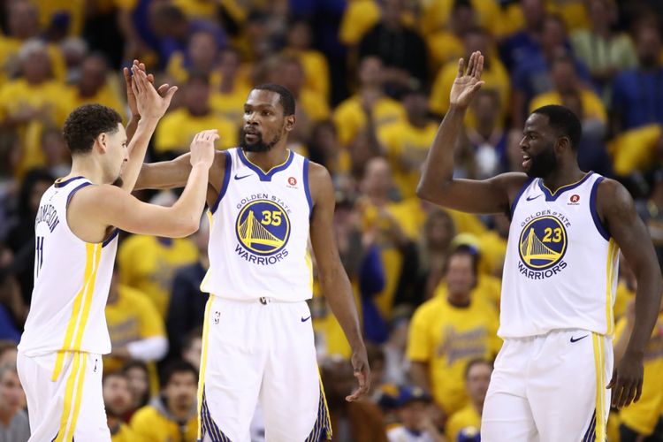 Klay Thompson (Kiri), Kevin Durant (Tengah), dan Draymond Green (Kanan) saat melawan Houston Rockets di Oracle Arena, Minggu (27/5/2018)