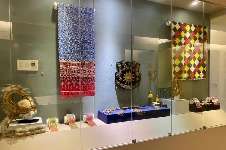 Koleksi benda seni dan budaya, perlengkapan menari saat jadi Hanoman, yang ada di Museum Basoeki Abdullah. 