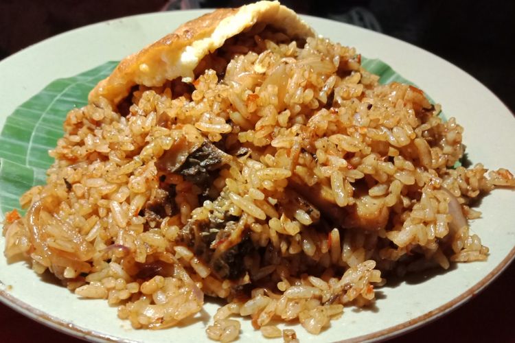 Nasi goreng babat Pak Karmin di Jalan Pemuda, Semarang, yang tak pernah sepi pembeli. Tempat makan ini buka mulai Pukul 08.00 hingga 22.00.