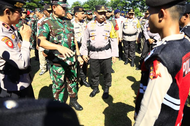 Foto : Panglima TNI Laksamana Yudo Margono bersama Kapolri memeriksa kesiapan pasukan dan alutsista untuk pengamanan KTT Asean di Labuan Bajo, Sabtu (6/5/2023).