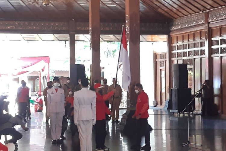 Menteri Pemuda dan Olahraga (Menpora) Zainudin Amali mengukuhkan kontingen Indonesia untuk ASEAN Para Games XI Tahun 2022 di Pendapi Gede Kompleks Balai Kota Solo, Jawa Tengah, Senin (25/7/2022).