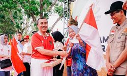 Semarakkan HUT Ke-77 Kemerdekaan RI, Gubernur Syamsuar Bagikan Bendera Merah Putih di Riau