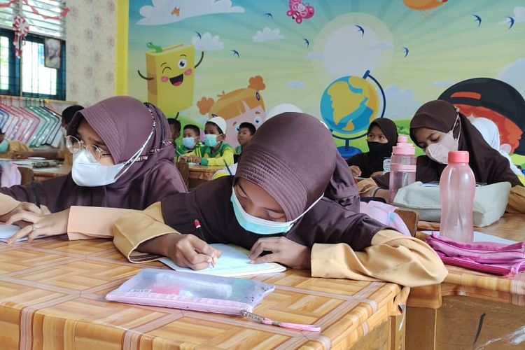 Murid SD Negeri 105 Pekanbaru, Riau, memakai masker saat mengikuti pelajaran sekolah, Rabu (4/10/2023).