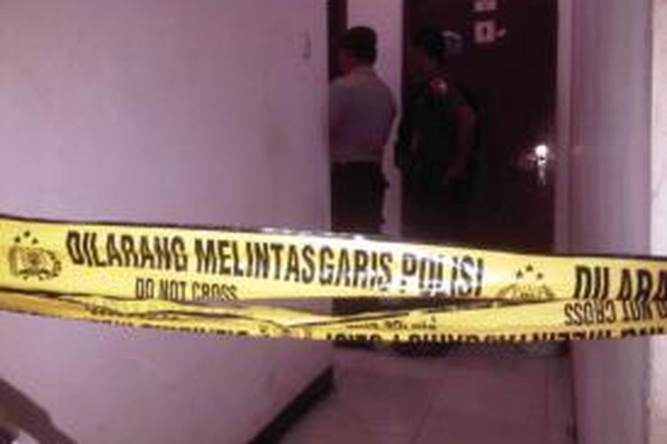 Polisi olah TKP kamar kos pasutri di Surabaya.
