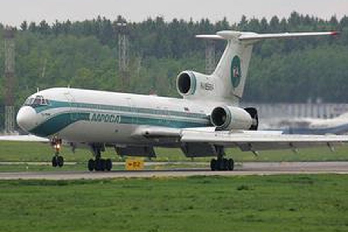 Pesawat Tupolev Tu 154M seperti inilah yang mengalami kecelakaan di  dekat desa Jannatabad, pinggiran kota Qazvin, sekitar 75 mil barat daya Teheran, Rabu (15/7). Memiliki sebelas varian sejak terbang perdana pada 4 Oktober 1968, Tu 154 dirancang untuk menggantikan pesawat penumpang Tupolev Tu-104,  Antonov An-10 dan Ilyushin Il-18, dengan kemampuan untuk lepas landas  atau mendarat di landasan batu ataupun tanah, terbang di atas ketinggian rata-rata pesawat-pesawat Rusia lainnya serta memiliki kemampuan lepas  landas yang baik.  Produksi pertama pesawat ini dipakai oleh maskapai penerbangan Uni Soviet Aeroflot pada 1971. Tapi, penerbangan komersialnya baru terlaksana pada Februari 1972. Lini produksi Tu 154 ditutup pada 2006.  Tu 154 banyak digunakan untuk rute domestik di Rusia dan sebagian negara bagian di bekas Uni Soviet, Eropa Timur, dan Iran. Sementara versi militernya umumnya digunakan sebagai pesawat transpor VIP.  