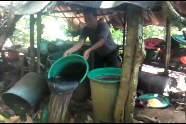 Polisi Musnahkan Miras Lokal CAP tikus di Tegah Hutan di Sorong