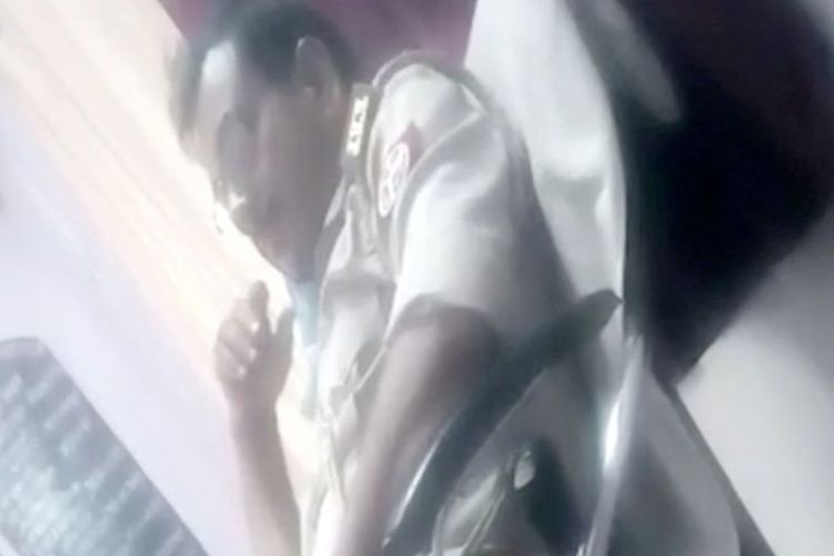 Inspektur Polisi Bheesma Pal Singh Yadav dari Kantor Polisi Bhatni, Uttar Pradesh, India, ketika melakukan masturbasi yang aksinya direkam oleh korbannya. Dia dipecat dan langsung ditangkap begitu video tersebut viral.