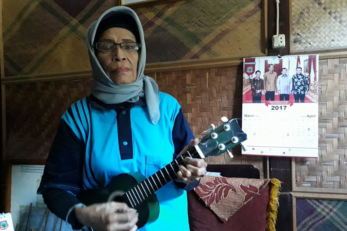 Rukmin Otaya (75), pensiunan guru yang terus berkarya untuk memajukan kebudayaan melalui pendidikan.