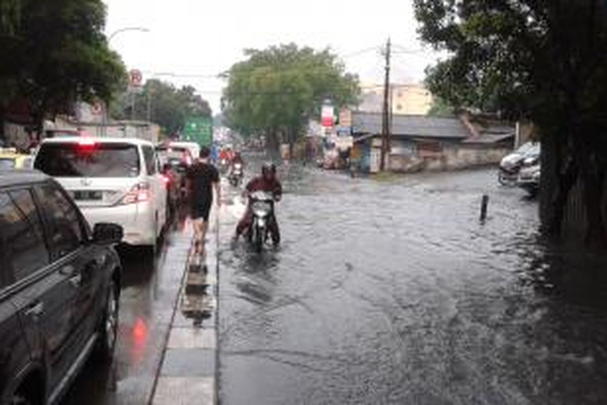 Hujan deras, Jalan Pos Pengumben Raya, Kebon Jeruk, Jakarta Barat, dignangi air setinggi 60 cm, Senin (7/7/2014).