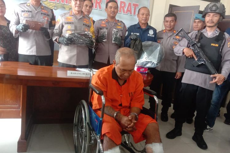 Pelaku pencurian barang-barang di RSUP Sanglah, Kota Denpasar, Provinsi Bali, saat diamankan di kantor polisi. 