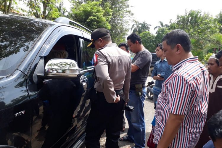 Mobil Kepala Sekolah SMA N 1 Batam, Kepulauan Riau (Kepri) siang tadi menjadi korban pecah kaca dengan kerugian Rp 200 juta, Jumat (21/12/2018).
