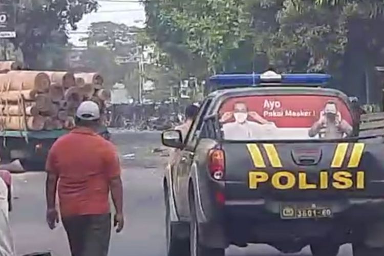 Gesekan antara pesilat dan warga yang terjadi di ruas jalan raya di Kecamatan Karanggeneng, Lamongan, Rabu (20/10/2021).