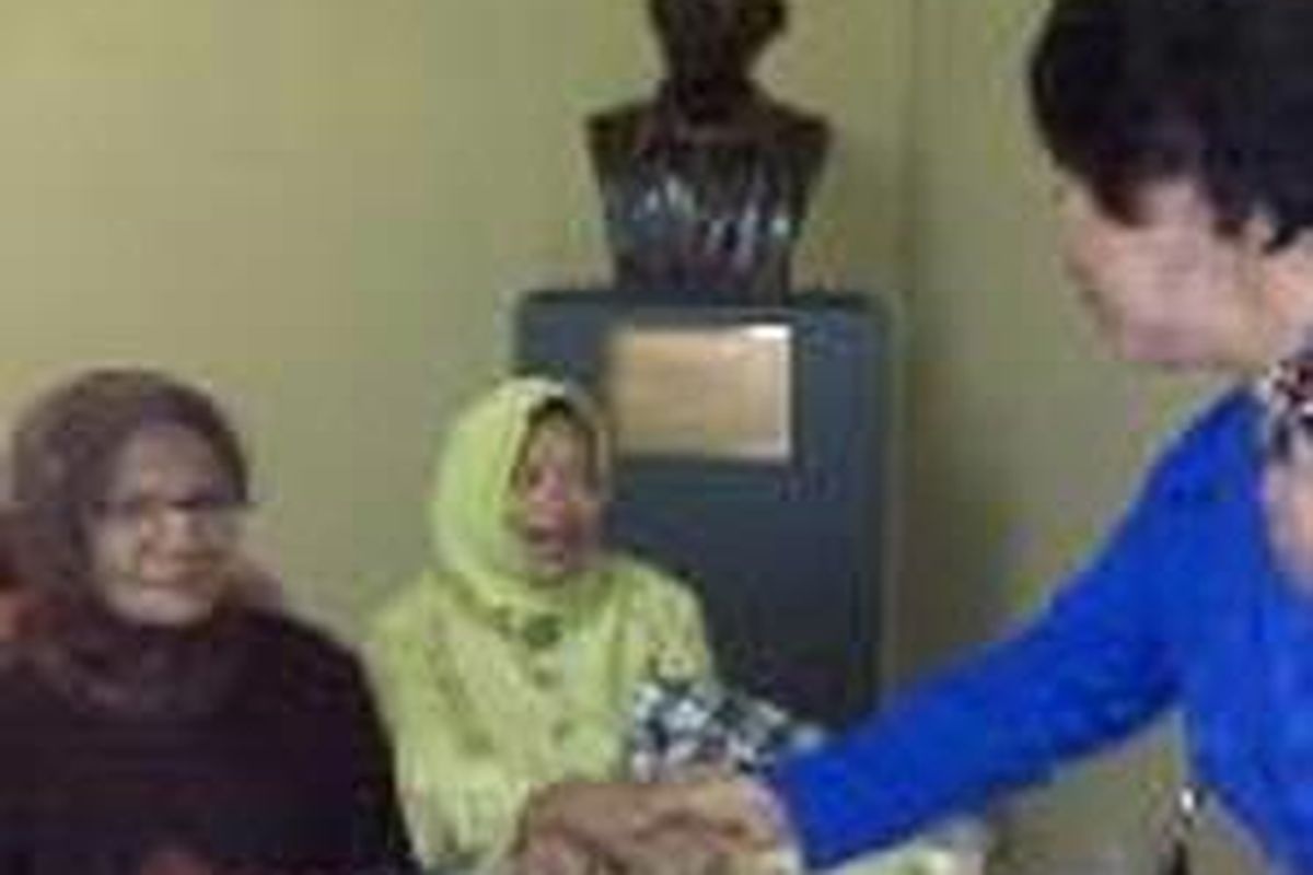 Dari kiri ke kanan, Tuti Koto, ibu Yani Apri dan Nurhasanah, ibu Yadin Muhyidin tengah menyatakan harapan pada anggota Pansus DPR Wila Chandrawila di kantor Kontras, beberapa waktu lalu.