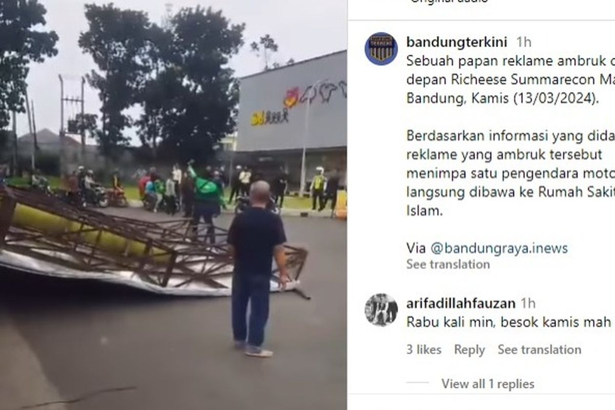 Sebuah reklame roboh di Gedebage Selatan, Kota Bandung, Rabu (13/3/2024).