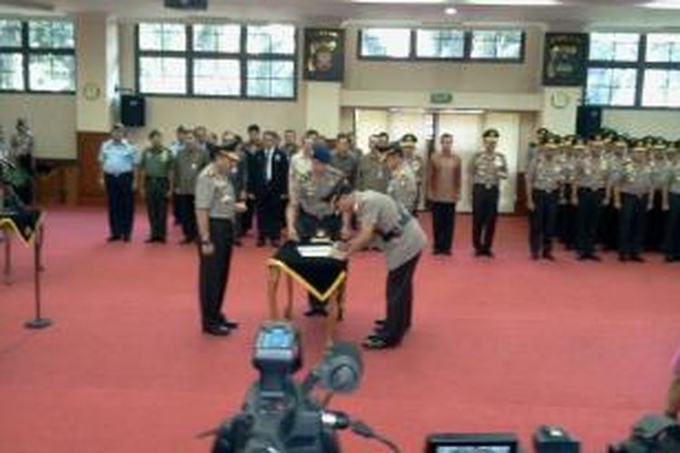 Komjen Pol Oegroseno menandatangani surat serah terima jabatan di Ruang Rupatama Mabes Polri, Jakarta, Jumat (2/8/2013). Oegroseno menggantikan posisi Komjen Pol (Purn) Nanan Sukarna yang telah pensiun.