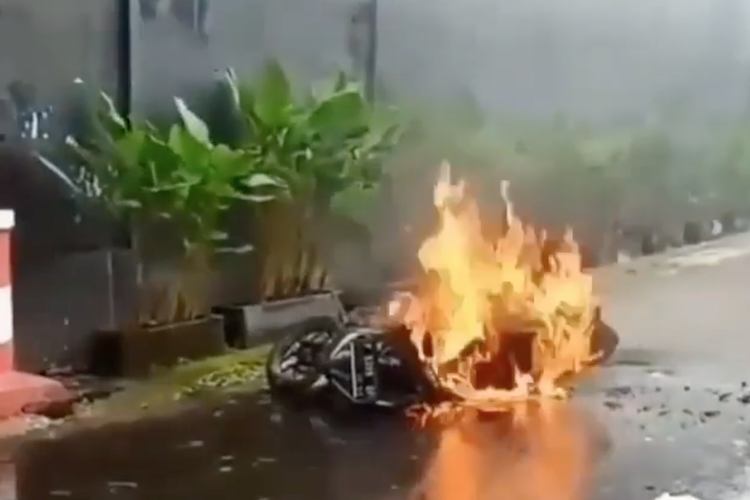 Motor yang terbakar diduga karena menaruh HP di bagasi