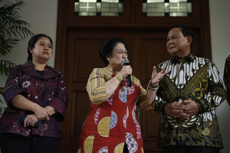 Ketua Umum PDI Perjuangan Megawati Soekarnoputri (tengah) dan Ketua Umum Partai Gerindra Prabowo Subianto (kanan) disaksikan Politikus PDI Perjuangan yang juga Menko PMK Puan Maharani (kiri) menyampaikan keterangan pers usai pertemuan tertutup di Jakarta, Rabu (24/7/2019). Pertemuan kedua tokoh nasional bersama sejumlah elit Partai Gerindra dan PDI Perjuangan tersebut dalam rangka silaturahmi pasca Pemilu Presiden 2019.