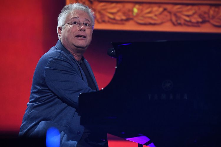 Komposer Alan Menken tampil dalam konser A Whole New World with Alan Menken di acara D23 Expo di Anaheim Convention Center, Anaheim, California, Minggu (16/7/2017).