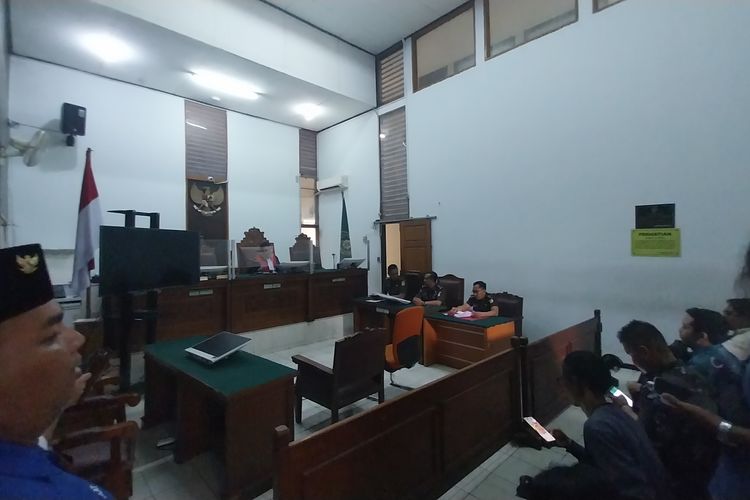 Suasana ruangan sidang Pengadilan Negeri Jakarta Selatan dalam sidang gugatan praperadilan Panji Gumilang perihal Tindak Pidana Pencucian Uang (TPPU),  Pengadilan Negeri Jakarta Selatan, Jakarta Selatan, Senin (20/11/2023).