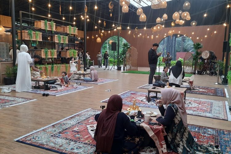 Menyambut Ramadhan 2026, Enchanting Valley menghadirkan pengalaman berbuka puasa dengan menyuguhkan iftar jalur sutra. Program bertajuk The Silk Road Ramadhan Journey ini berlangsung mulai 21 Februari hingga 18 Maret 2026 di District Dining, Puncak Bogor, Jawa Barat.