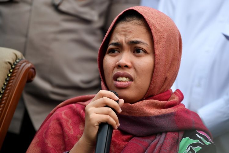 Siti Aisyah memberikan keterangan setibanya di Bandara Halim Perdanakusuma, Jakarta, Senin (11/3/2019). Siti Aisyah kembali ke Indonesia setelah dibebaskan oleh Pengadilan Tinggi Shah Alam, Malaysia karena jaksa mencabut dakwaan terhadap Aisyah terkait kasus dugaan pembunuhan Kim Jong-Nam . ANTARA FOTO/Wahyu Putro A/ama.