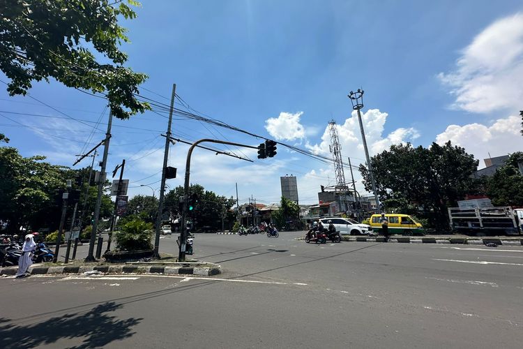 Kondisi kabel di persimpangan traffic light Jalan Peta-Kopo, Bandung. Minggu malam lalu, salah seorang warga meninggal terjerat kabel. 