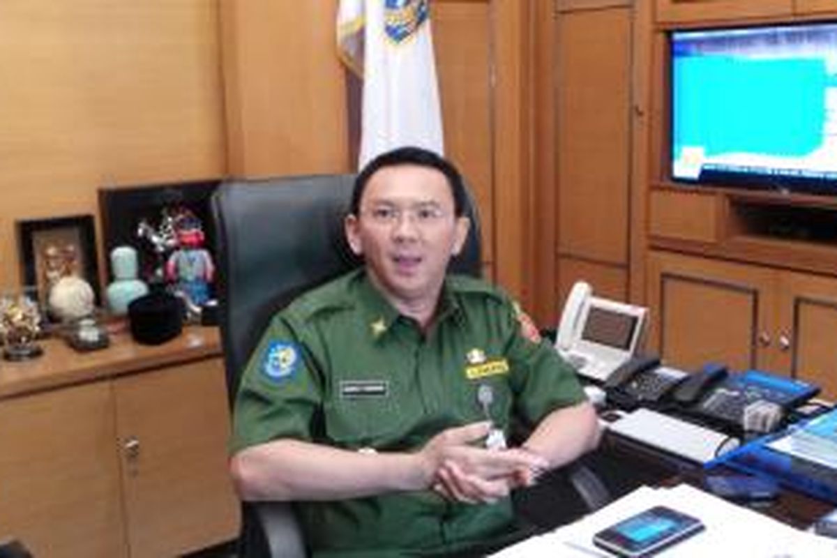 Gubernur DKI Jakarta Basuki Tjahaja Purnama saat menjelaskan masalah banjir Jakarta, di ruang kerjanya di Balai Kota, Senin (9/2/2015).