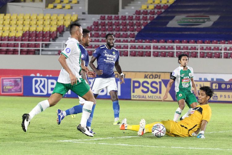 Kiper PS Sleman Miswar Saputra menghalau tendangan pemain Persib Bandung saat pertandingan pekan 8 Liga 1 2021-2022 yang berakhir dengan skor 4-2 di Stadion Manahan Solo, Jumat (22/10/2021) malam.