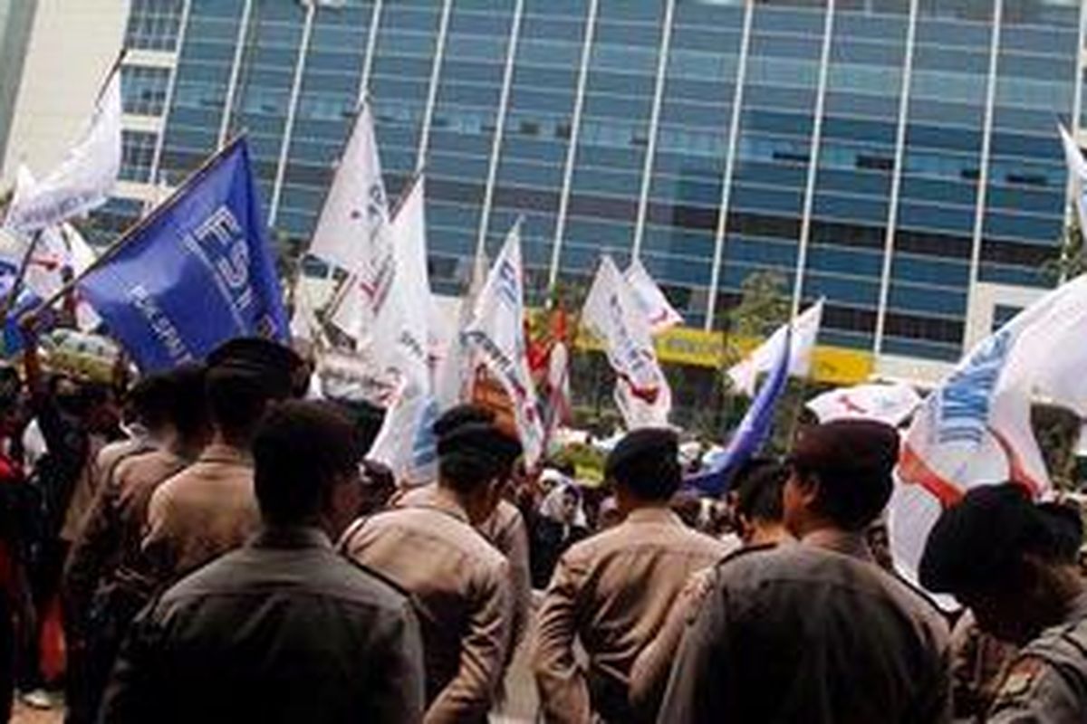 Buruh yang tergabung dalam Federasi Serikat Pekerja Metal indonesia (FSPMI) melakukan unjuk rasa di Kedutaan Besar (Kedubes) Jepang, MH Thamrin, Jakarta Pusat, Kamis (2/8/2012). Mereka aksi ini mereka kebebasan untuk berserikat yang di langgar oleh salah satu perusahaan Jepang di Semarang yaitu PT ASTI.