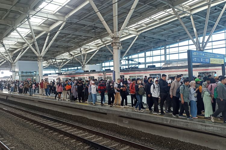Arus pejuang KRL di Stasiun Manggarai, Rabu (10/12/2025).