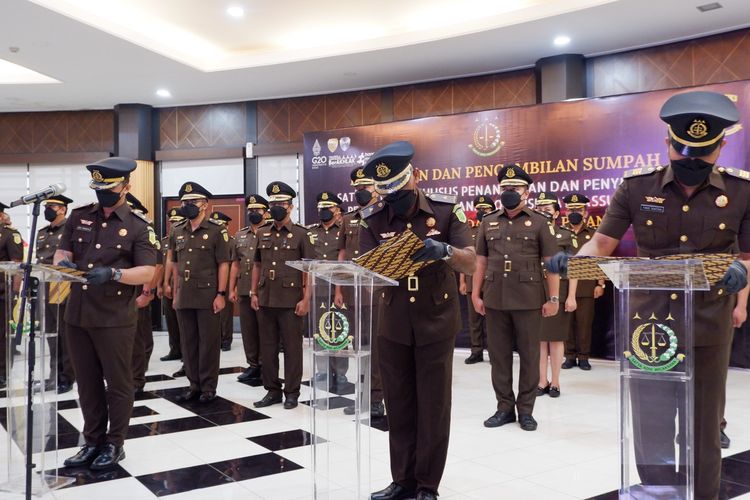 Kejagung lantik 27 anggota Satgassus P3TPK di Aula Lantai 6 Gedung Bundar Kejaksaan Agung, Jakarta, Selasa (10/1/2023).