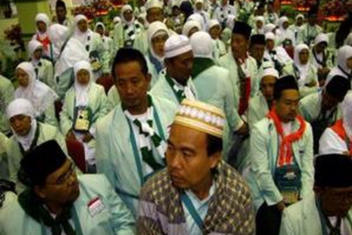 Jemaah haji kloter pertama embarkasi Jakarta menunggu keberangkatan di Terminal Haji, Bandara Sukarno Hatta, Jakarta, Rabu (5/11). Sebayak 210.000 jemaah haji tahun 1429H diberangkatkan menggunakan pesawat Garuda Indonesia dan Saudi Arabian Airlines dalam 497 kloter selama 28 hari. 