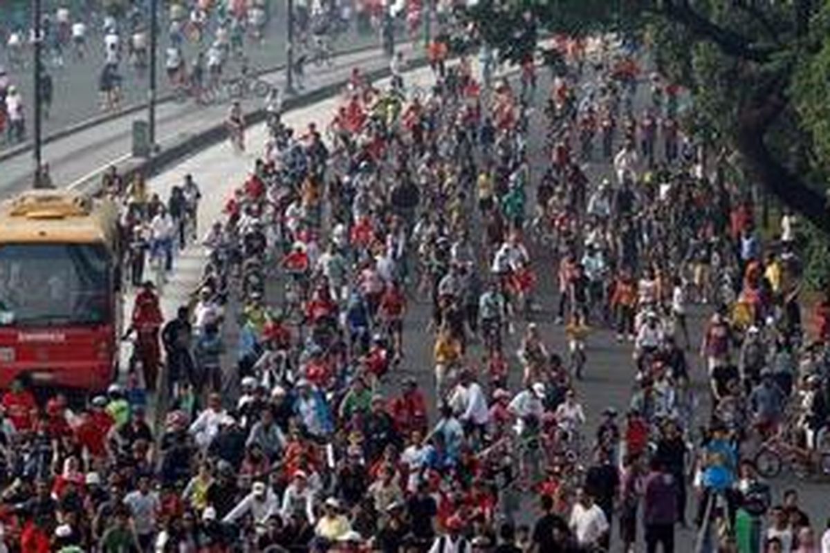 Warga menikmati hari bebas kendaraan bermotor atau car free day di kawasan Jalan Jenderal Sudirman, Jakarta, Minggu (13/2/2011). Berbagai aktivitas seperti bersepeda, panggung hiburan, dan atraksi komunitas sepeda digelar di sepanjang Jalan Sudirman-Thamrin.