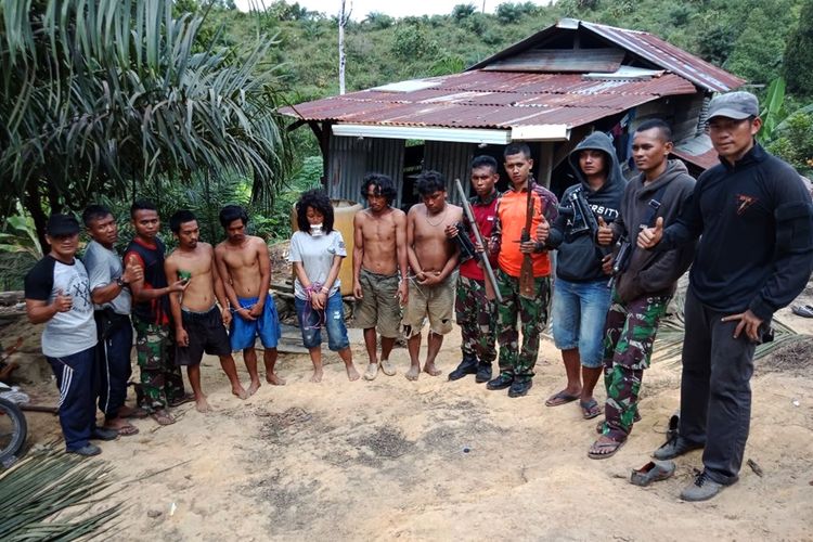 Sejumlah terduga anggota jaringan sabu yang menempati kamp di sebuah perkebunan sawit di wilayah perbatasan Kecamatan Seimenggaris. Mereka diamanan Tim gabungan dari Tim Eastern Fleet Quick Response EFQR TNI AL dan Satgas Pamtas Yonif 621/ Manuntung. Keberadaan perusahaan sawit dan jalur tikus di wilayah perbatasan Nunukan disinyalir dijadikan target pasar oleh jaringan sabu dari Malaysia.