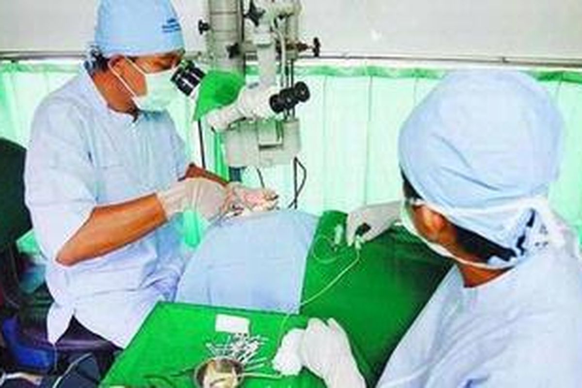 Ilustrasi operasi katarak