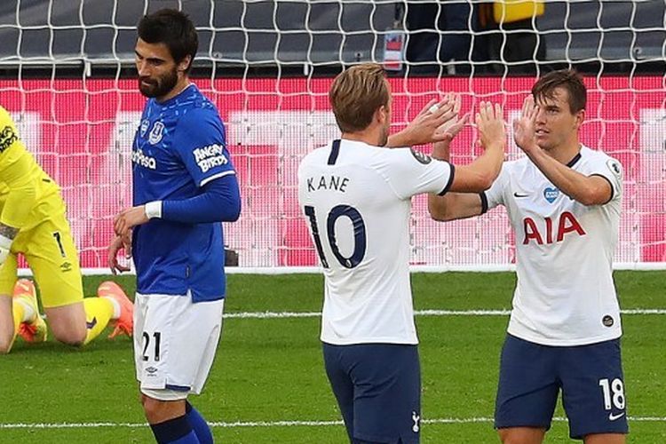 Harry Kane dan Giovani Lo Celso merayakan gol Tottenham Hotspur ke gawang Everton pada laga pekan ke-33 Liga Inggris yang dilangsungkan di Tottenham Hotspur Stadium, London, pada Selasa (7/7/2020) dini hari WIB.